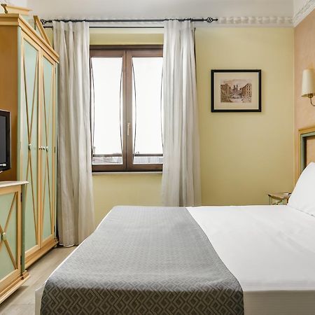 Exe Domus Aurea Hotel Рим Екстериор снимка