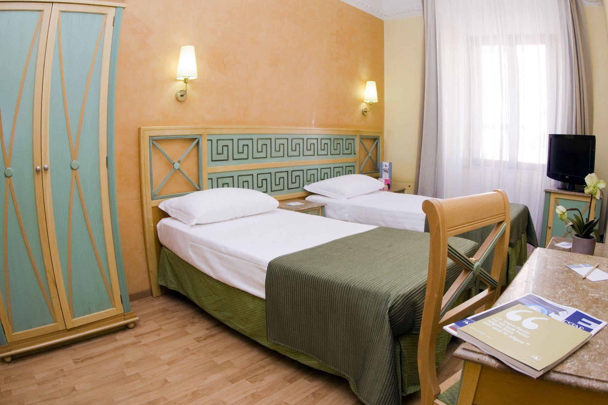 Exe Domus Aurea Hotel Рим Екстериор снимка