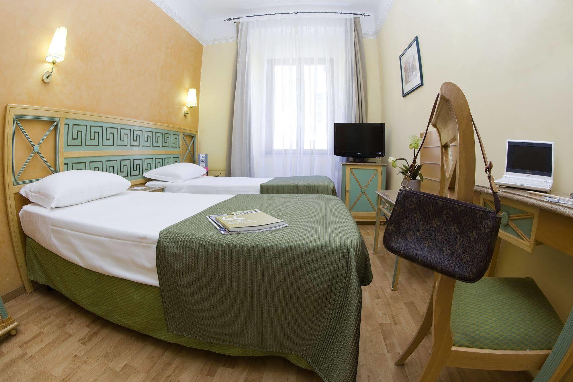 Exe Domus Aurea Hotel Рим Екстериор снимка