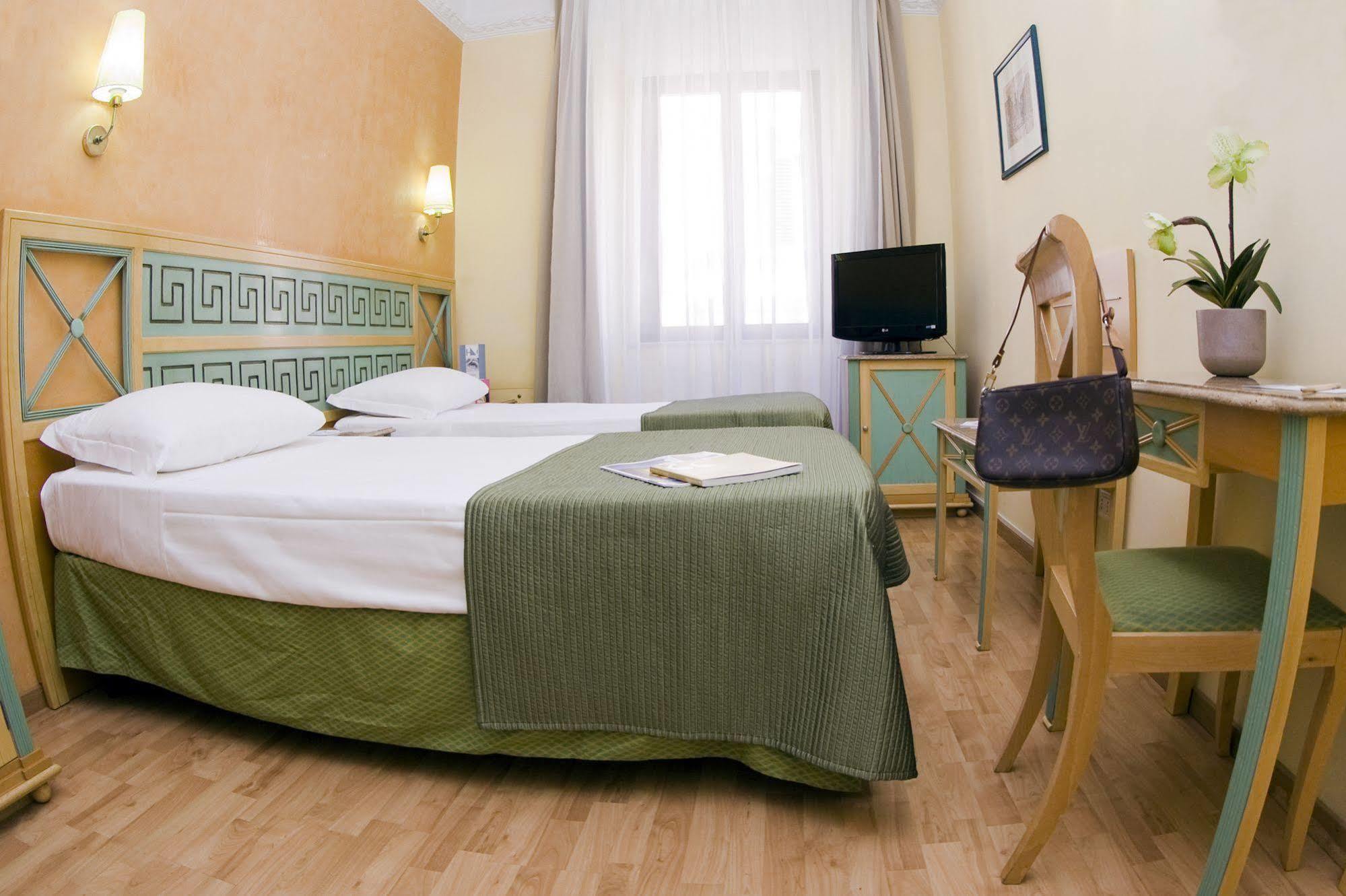 Exe Domus Aurea Hotel Рим Екстериор снимка